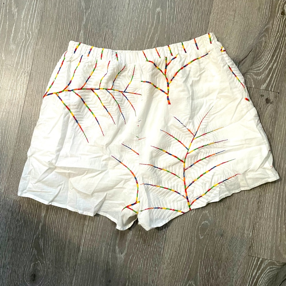 Lush white shorts with embroidered detail